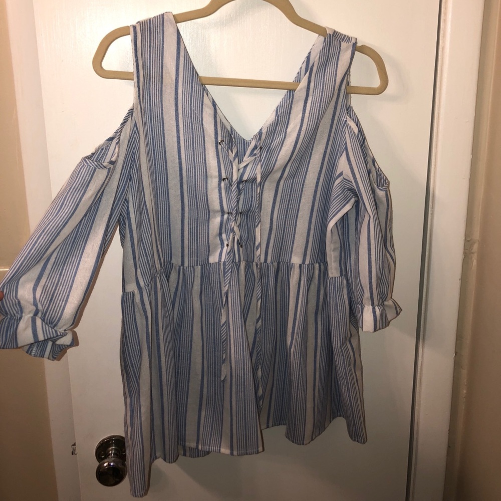 Women’s cold shoulder top